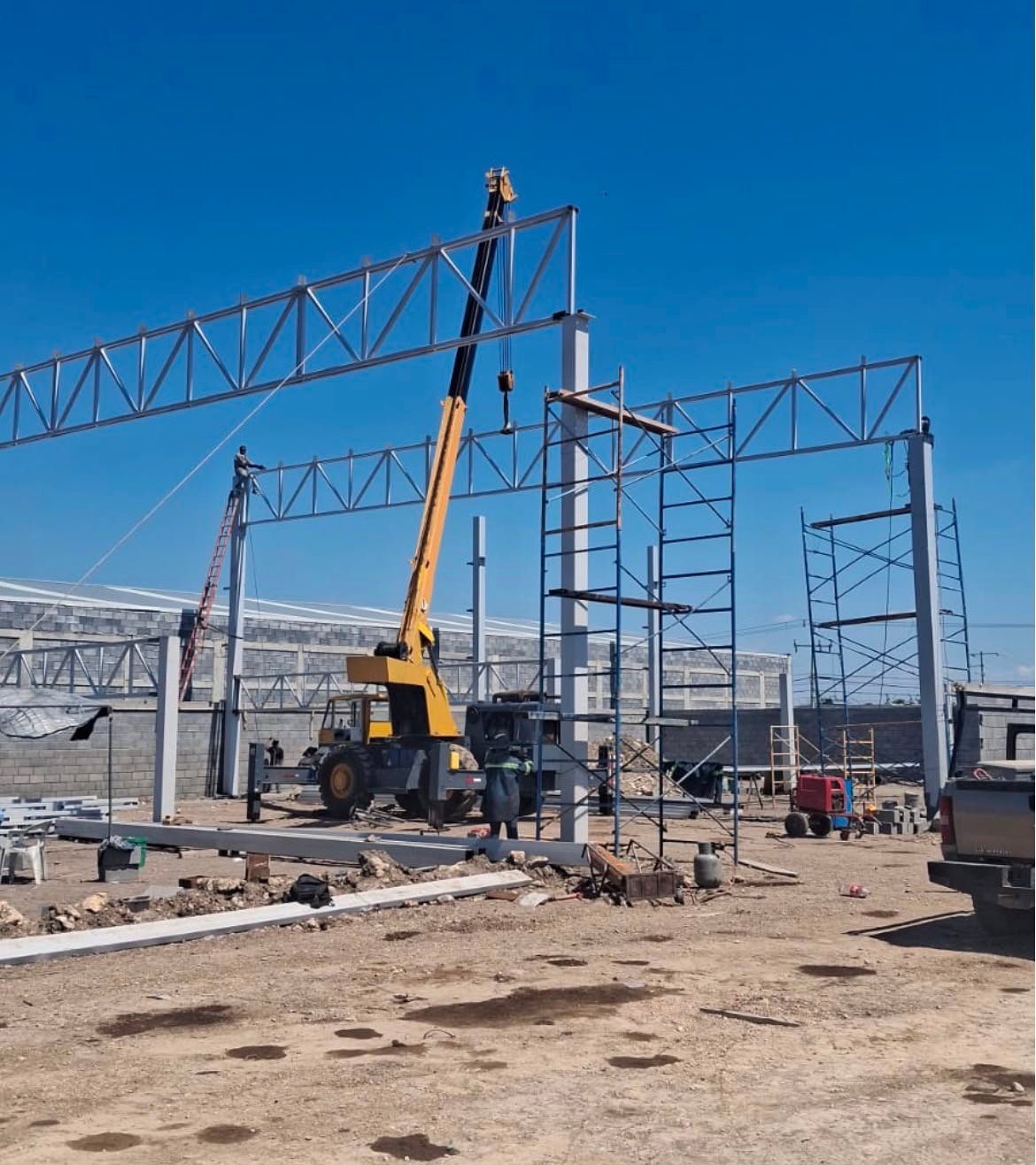 Montaje de armaduras metálicas y techado para nave industrial en Escobedo
